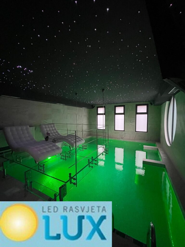 ZVJEZDANO NEBO IZNAD BAZENA ZVJEZDANO NEBO IZNAD BAZENA